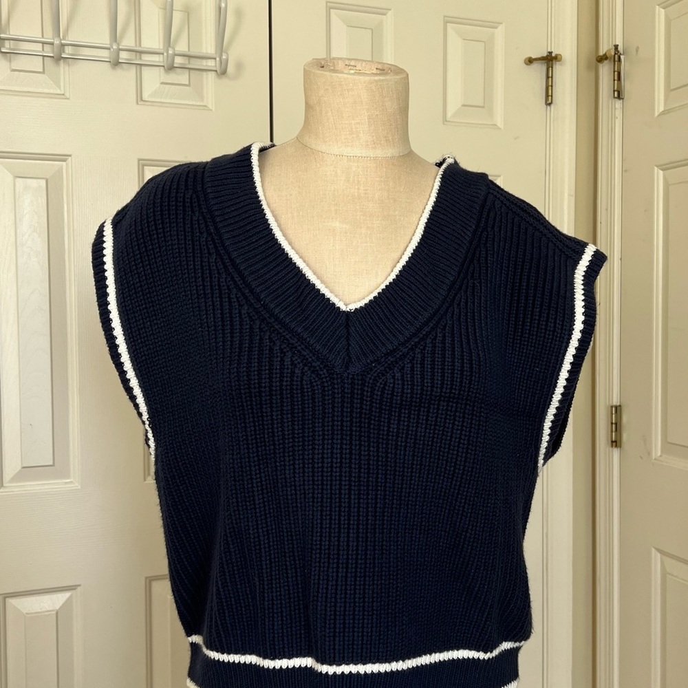 Abercrombie & Fitch Women’s Navy Blue Sleeveless V Neck Sweater Vest